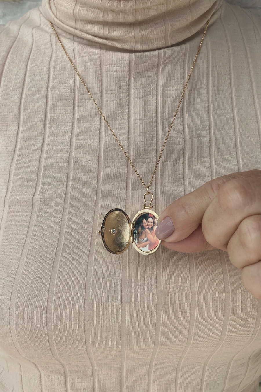 Relicário MeMo Oval Ouro Amarelo